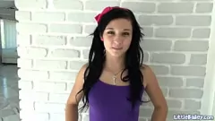 تشغيل سيدتي امرأة سمراء في سن المراهقة بيلي ، رقصة القطب المنفرد البخاري ومسرحي الهرة